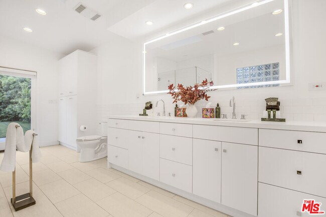 Building Photo - 1833 Franklin Canyon Dr