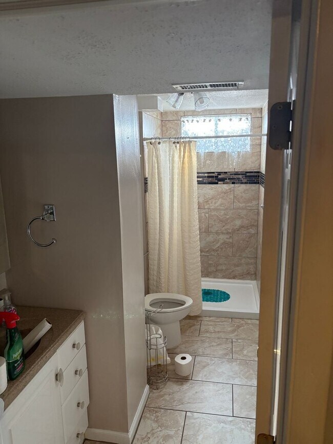 Building Photo - Price update Charming 2BR House (Basement ...