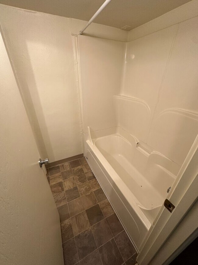 Building Photo - (487) 25th Street Duplex  2 Bdrm / 1 Bthrm