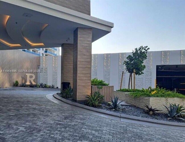 Building Photo - 2301 Collins Ave