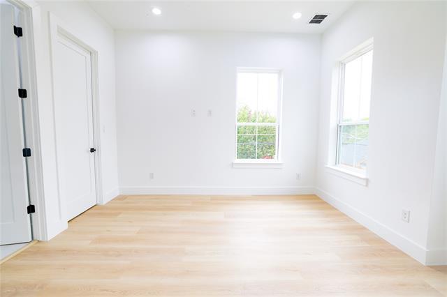 Building Photo - 306 E 7th St