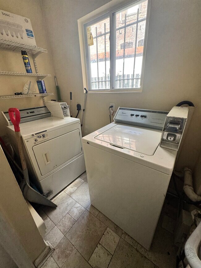 Building Photo - 162 Steuben St