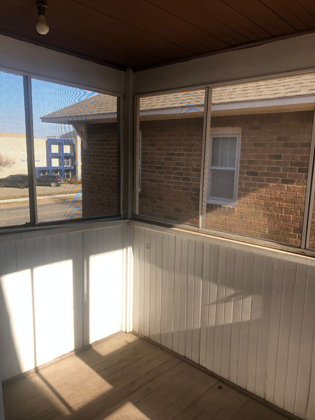 Building Photo - MOVE IN SPECIAL!