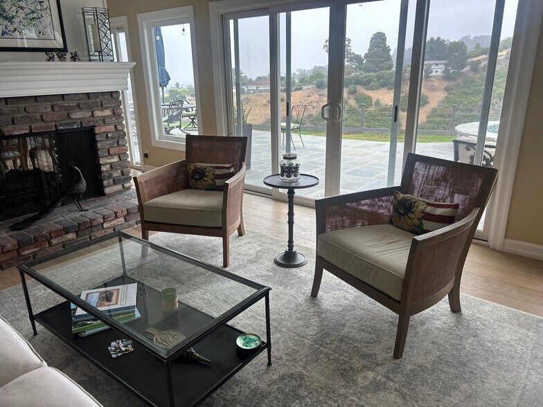 Living room - 27078 Sunnyridge Rd