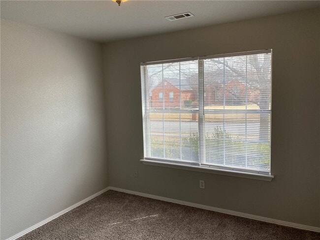 Building Photo - 4902 Hawthorne Way