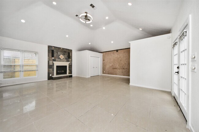 Building Photo - 15719 Baytree Dr