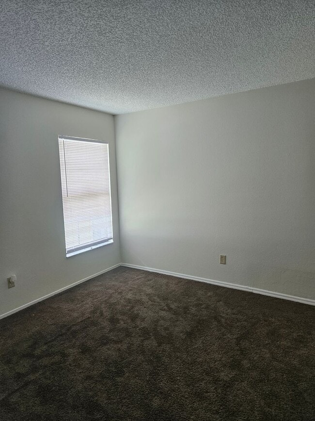 Building Photo - 3 Bedroom 2 Bath 2 Car Garage Deltona