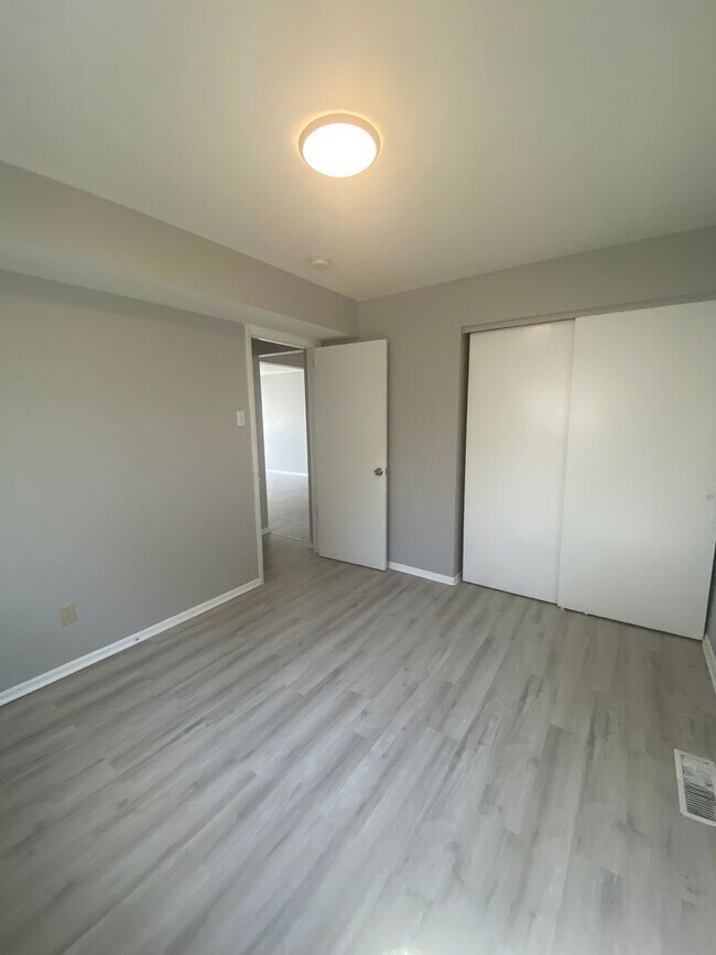 Building Photo - Renovated 2 Bed 1 Bath 1ST FLOOR!