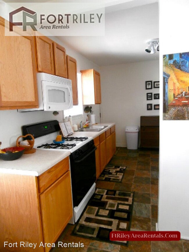 Building Photo - 2 br, 1 bath House - 640 W 5th St