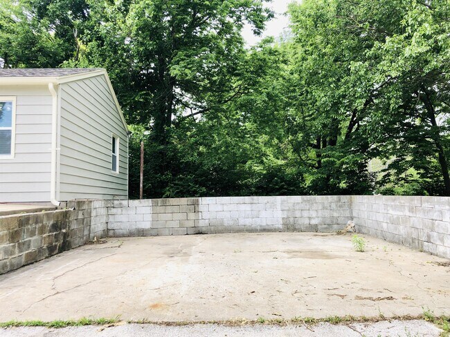 Building Photo - 3400 Victoria Dr