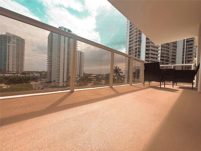 Building Photo - 3731 N Country Club Dr