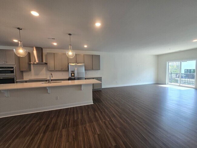 Building Photo - Brand Spankin' New Condo on White St!