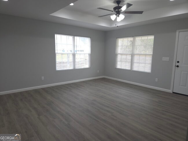 Building Photo - 401 E 7th St