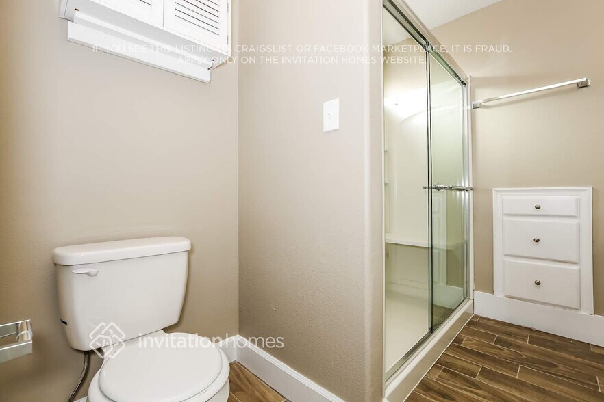 Building Photo - 490 Chelsea Dr