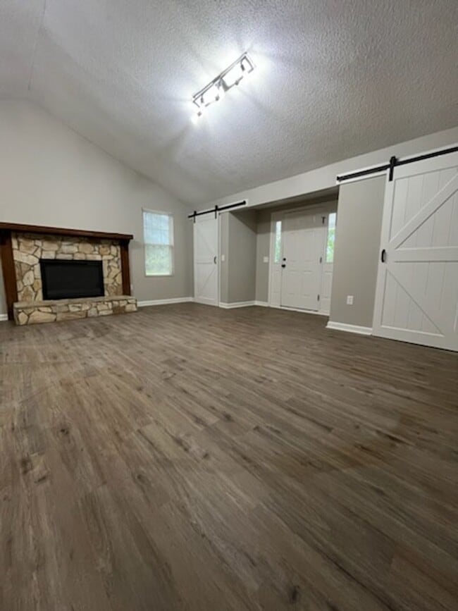 Building Photo - New Renovated Beauitful Home