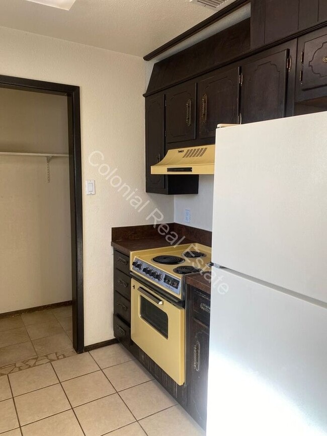 Building Photo - 3 bed 2 bath single family home, washer dryer hookups, and single attached one car garage included