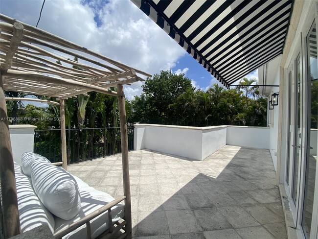 Building Photo - 2422 S Miami Ave