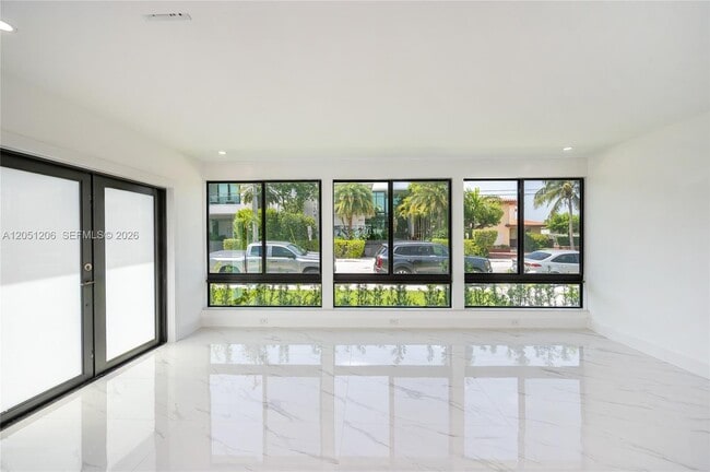 Building Photo - 1621 S Treasure Dr