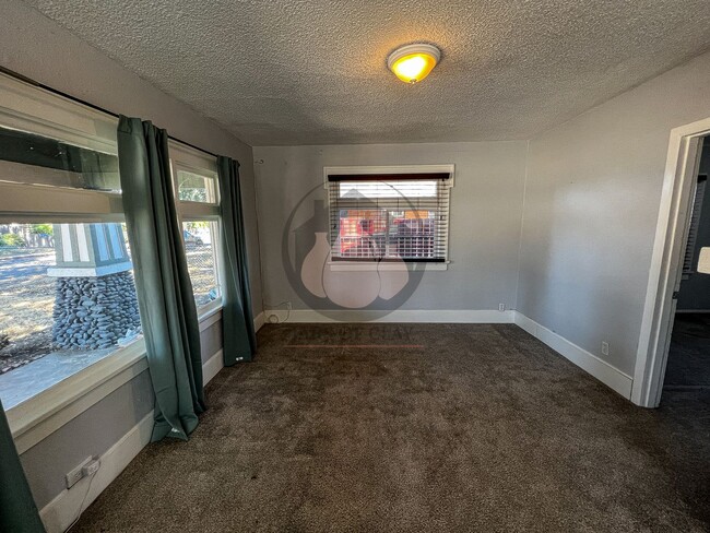 Building Photo - Classic Craftsman Charm in Central Salem! Versatile 5-Bedroom Home