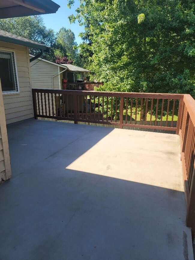 Building Photo - Kent 4 bedroom plus Den and 3 bathrooms & ...