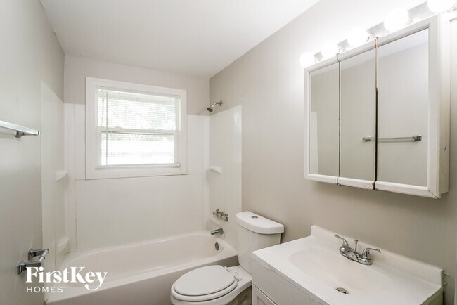 Building Photo - 3820 N Lawndale Ave