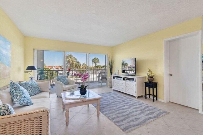 Building Photo - 907 Marina Dr