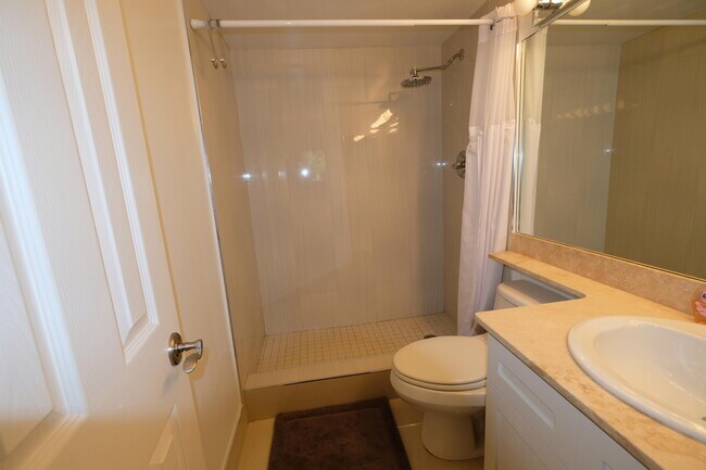 Building Photo - 611 E Woolbright Rd