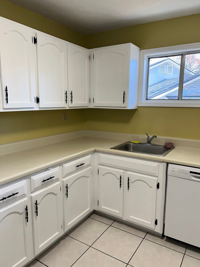 Building Photo - 1648 Raleigh Cir