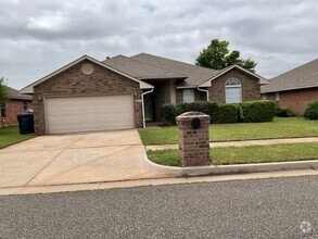 Building Photo - 4 bed, 2 bath, brick, gas stove, dishwashe...