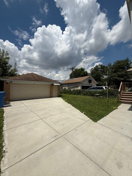 Building Photo - 3030 N Oleander Ave