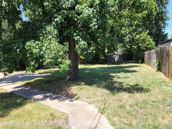 Building Photo - 2 br, 1 bath House - 900 N. Redbud Dr.