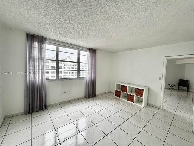 Building Photo - 999 Brickell Bay Dr