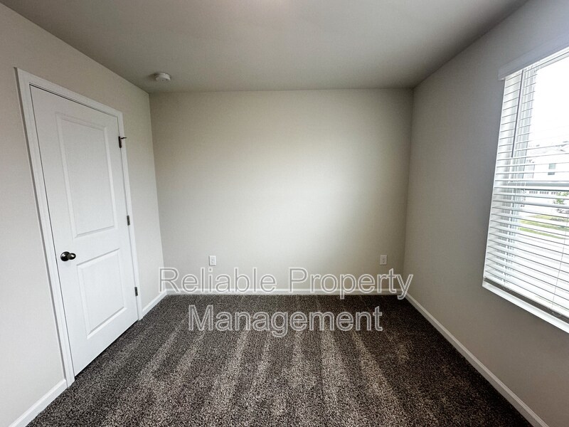 Building Photo - 121 Rushmore Ave