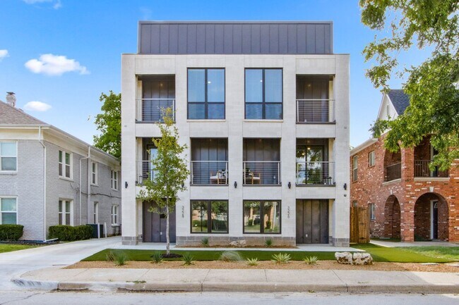 Building Photo - ** MOVE IN SUMMER 6/28/2028 ** 4 Bedroom 4.5 Bathroom Very Short walk to TCU campus