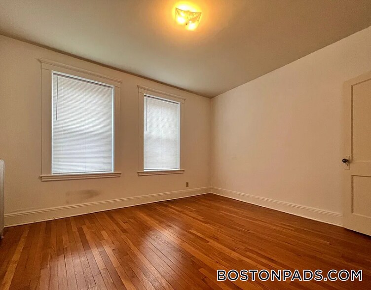 Building Photo - 143 Park Dr