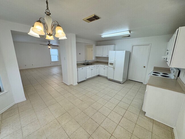 Building Photo - Spacious 3-Bedroom Home in Prime Location ...