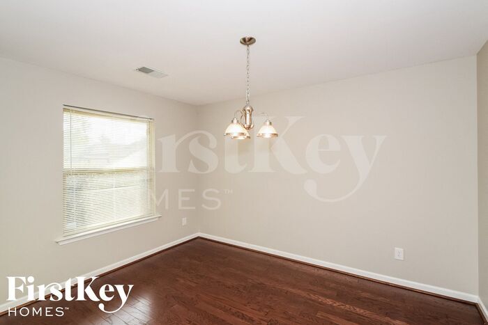 Building Photo - 6659 Woodford Ln