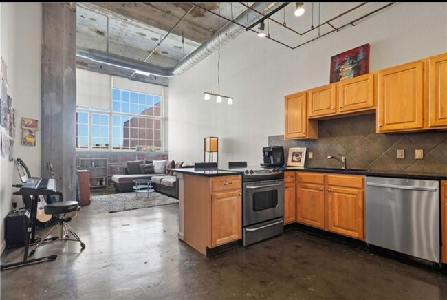 Building Photo - 321 W 7th St