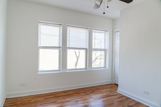 Building Photo - Albany Park - 2 Bed / 1 Bath - Dog Friendly!