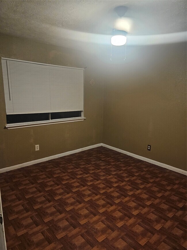 Building Photo - 4011 Alshire Dr