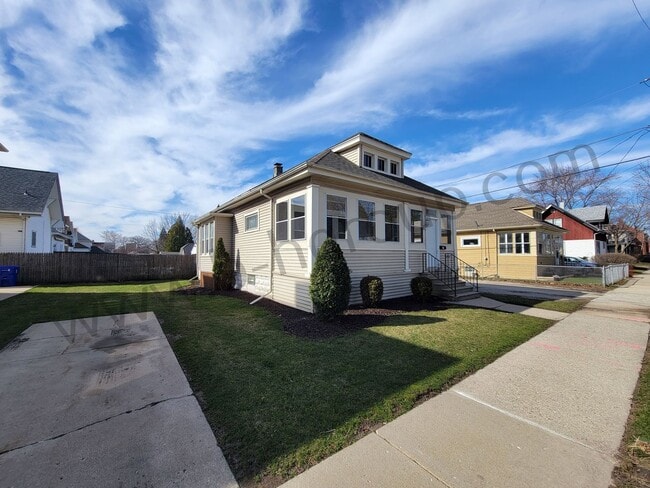 Building Photo - Newly Updated