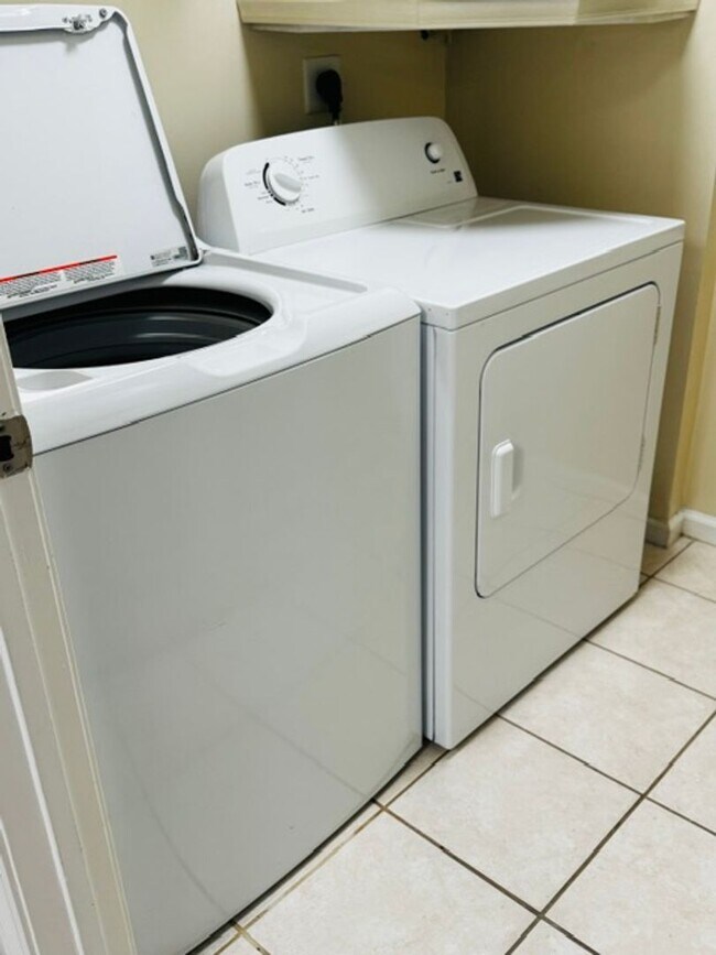 Building Photo - 2 bedroom 2 bath condo located close to beaches, shopping and restaurants