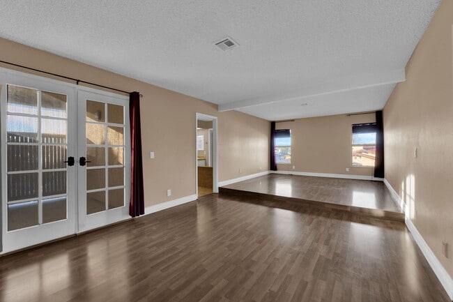 Building Photo - Beautiful 4 bed/ 3 bath POOL Home For Rent