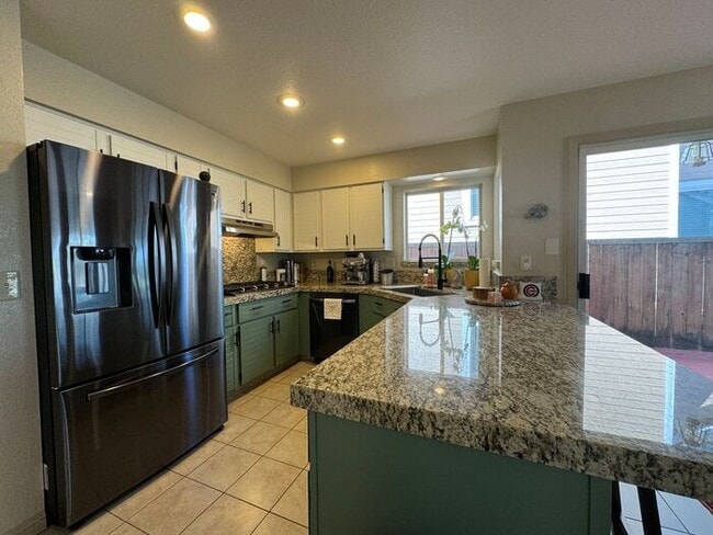 Building Photo - 13th Fairway Views at Lakeridge Golf Course, 3 bed / 2.5 bath! Available Now!