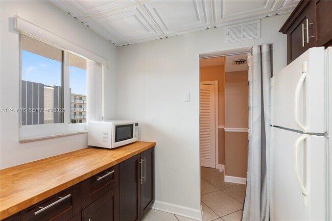 Building Photo - 301 NE 14th Ave