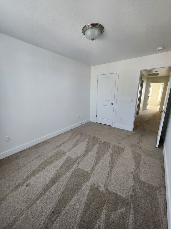 Building Photo - Beautiful Modern Townhome with Spacious La...