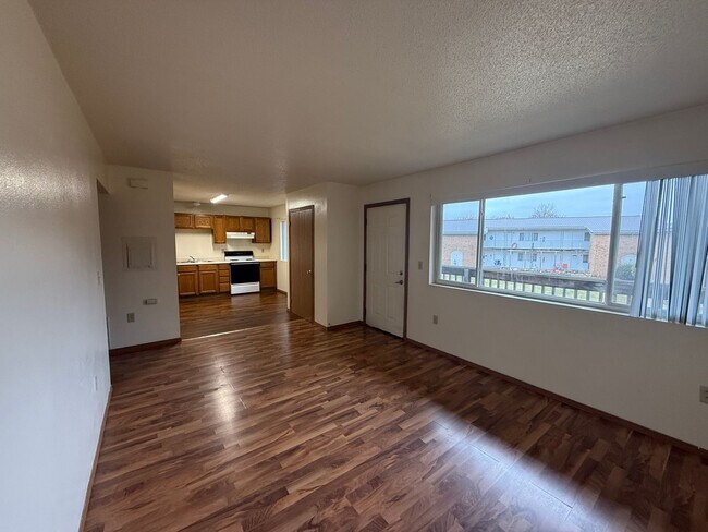 Building Photo - Spacious and Cozy 2 BDRM!