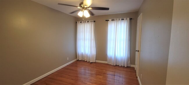 Building Photo - 4 Bedroom/ 1.5 Bath Brick Home for Rent in...