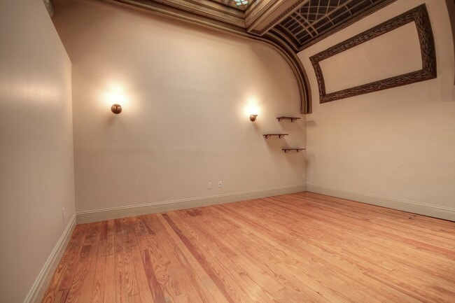 Building Photo - 10 E Main St