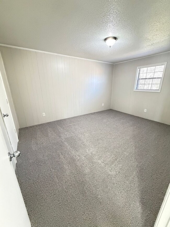 Building Photo - Oxford-2 Bedrooms